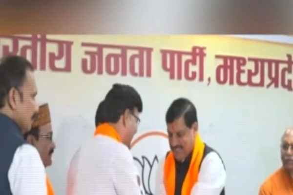 Big blow to Congress in Datia, CM Mohan Yadav gave membership of BJP to 100 workers